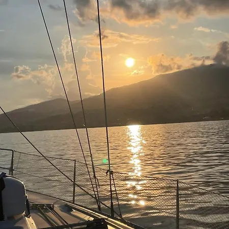 Deliziosa Barca A Vela In Esclusiva Con Parcheggio Gratuito Botel Sanremo